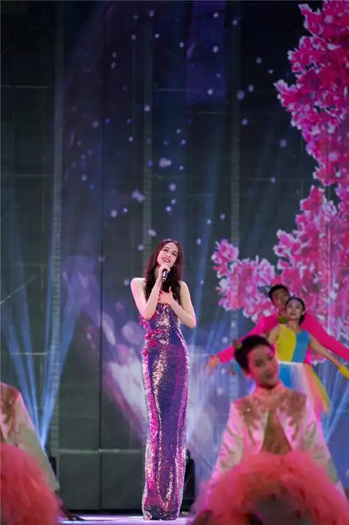 回归solo歌手身份的黄圣依,在舞台上演绎个人原创歌曲.