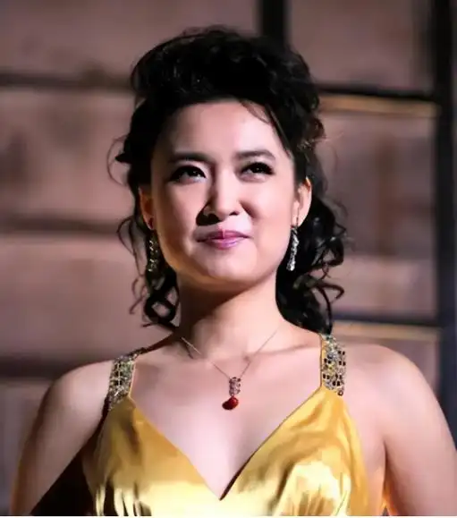 央视主持人桑晨:21岁进央视,工作29年零绯闻,老公身份未公布?