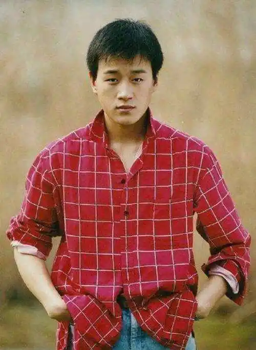 的确佟大为不仅有着很俊朗的外表,艺术天赋也极高,从上戏毕业后,他的