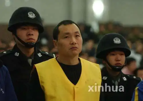 12月15日,在河北省邯郸市中级人民法院审判厅,犯罪嫌疑人赵伟在庭审中