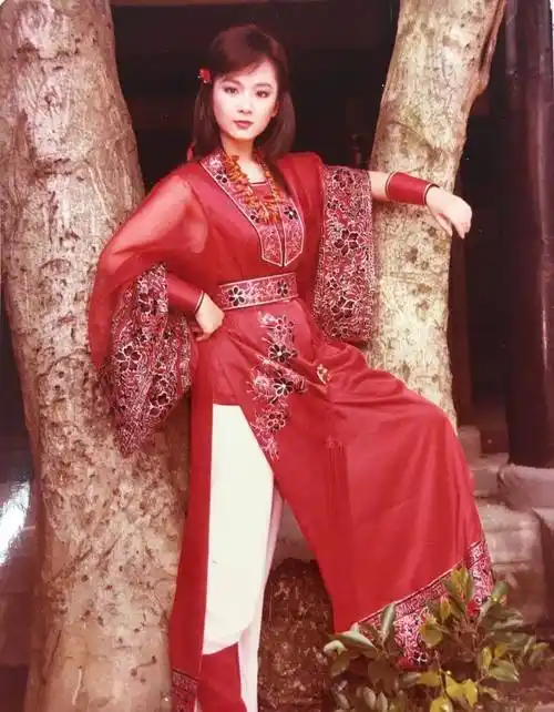 她因太美被琼瑶认干女儿,曾被男友打成脑震荡,今57岁时尚犹存_赵永馨