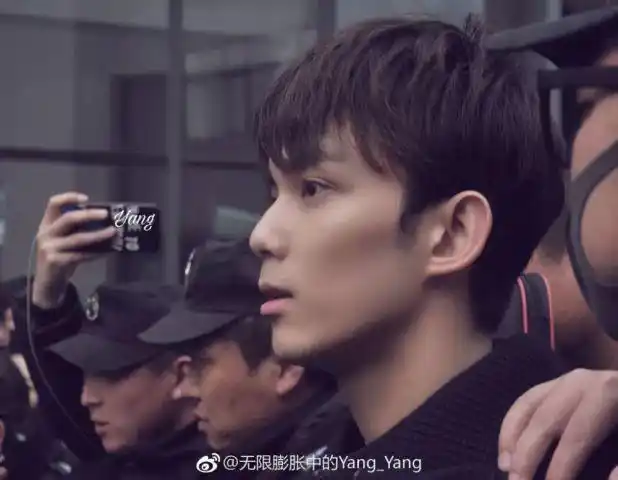 在拥挤的人群中,长相气质引人瞩目的温柔小哥哥,无论是侧颜的"睫毛精"