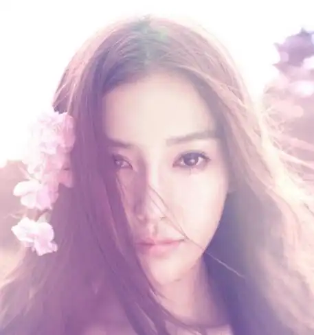 angelababy于2010年七月推出告别写真《paradiseangelababy》,此本