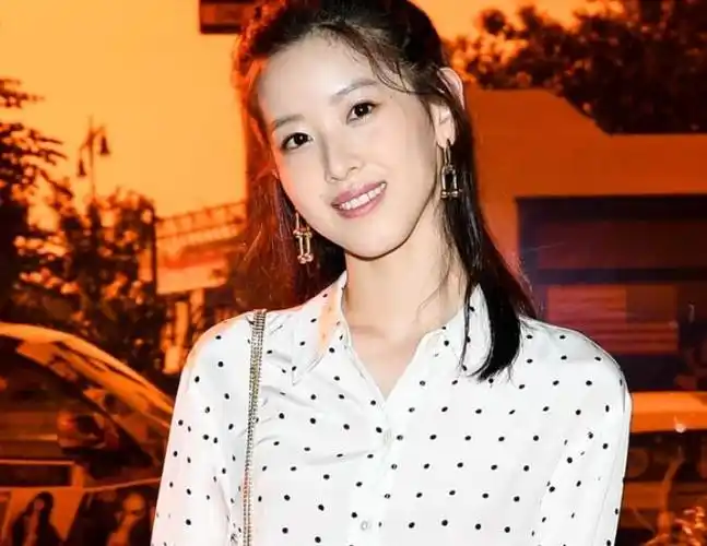 章泽天嘴角的痣怎么样为什么说章泽天面相极好