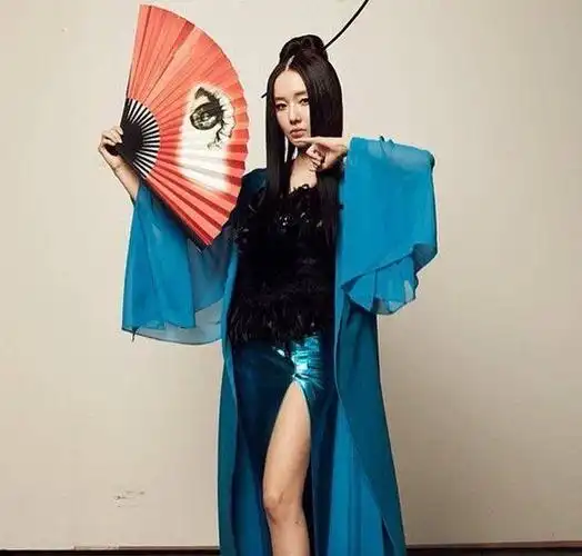 这段时间,还有很多网友cosplay李贞贤的扇子舞,最主要的是还是四个