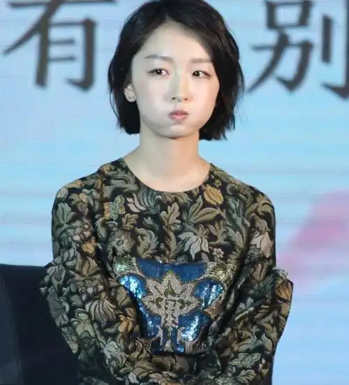 周冬雨鼓包子脸嘟嘴卖萌