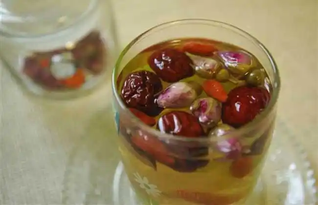 p>红枣枸杞玫瑰花茶是一款花茶,主要制作材料为红枣,枸杞,玫瑰花.
