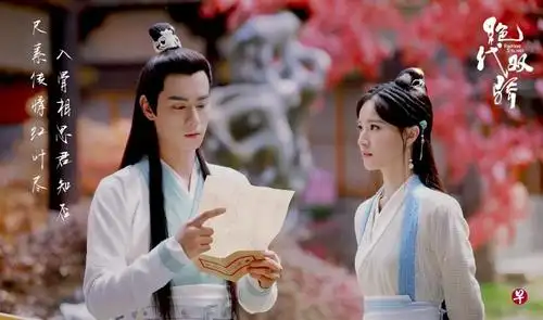 新版《绝代双骄》由胡一天(左)饰演花无缺,女主角铁心兰由梁婧娴演出.