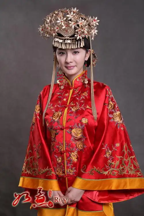 杨幂如意累丝镶金花冠耳上的红宝耳坠摇曳生光气度十分的雍容沉静