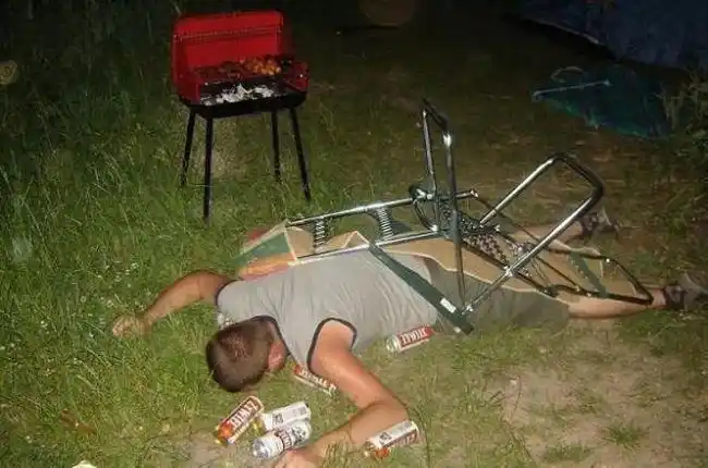 醉酒后的丑态奉劝朋友适量饮酒千万别酗酒