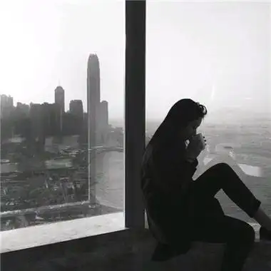 女生侧面黑白伤感长发头像最新