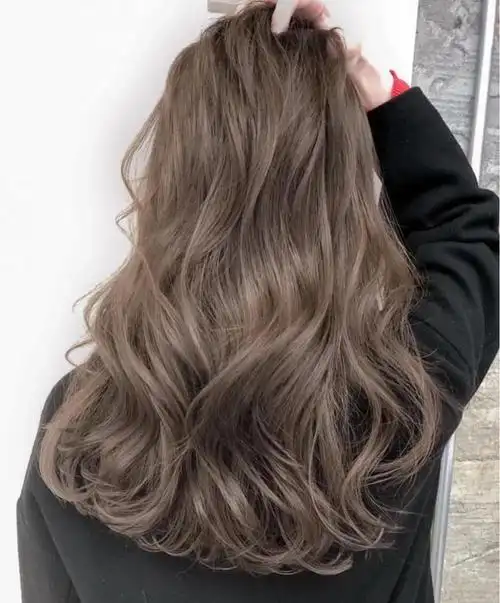 然而搭配长发水波纹在气质上大为迥异,略带成熟感不是短发的俏皮.