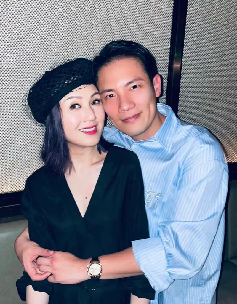 杨千嬅和老公丁子高皮肤完全是两个色.