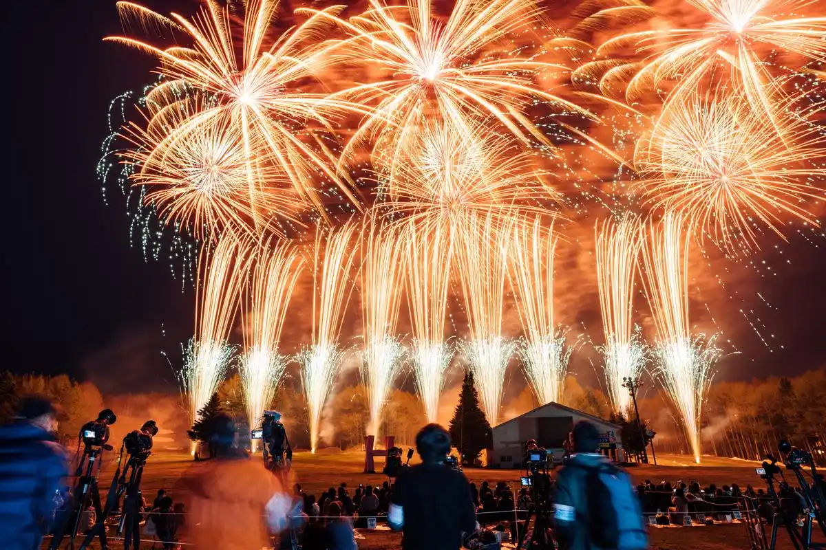 "绝景花火"烟花大会在日本山梨县举行