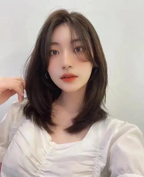 适合方圆脸女生的八字空气刘海锁骨发