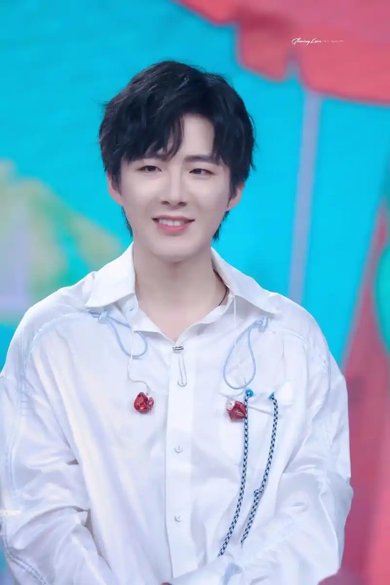 摩登兄弟刘宇宁,穿衬衫的样子迷倒你了吗?