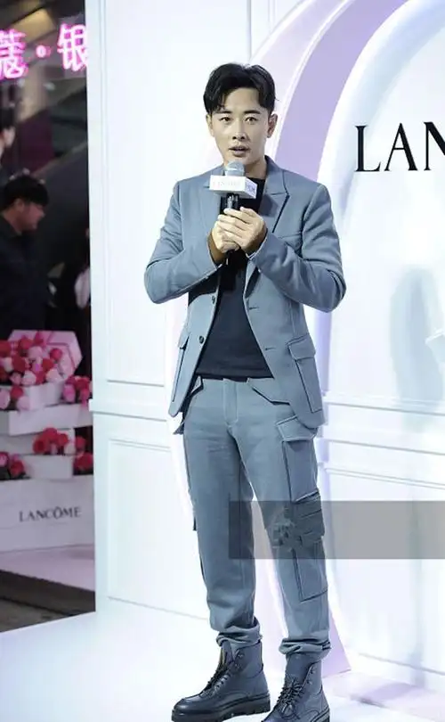 罗晋穿灰色西装内搭黑色毛衣现身活动打扮绅士帅气大长腿抢眼