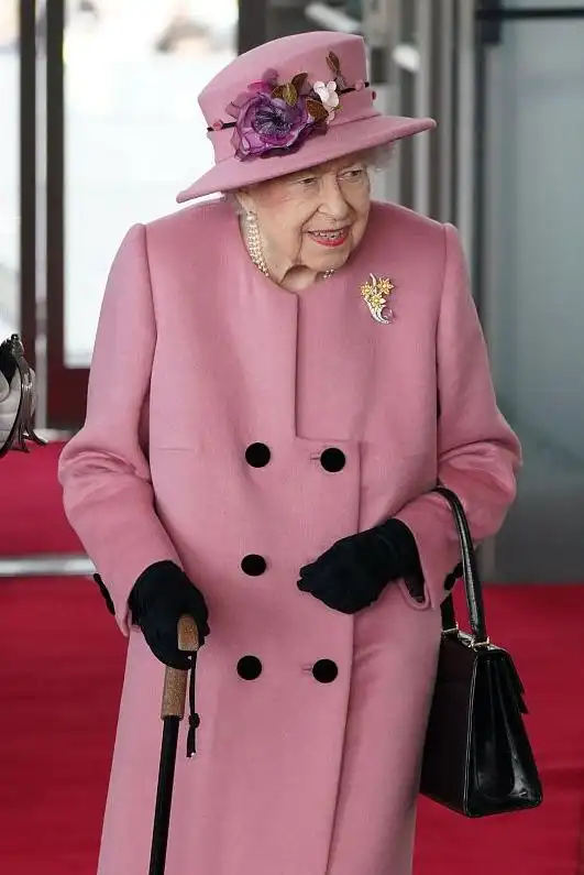 原创快100岁的英国女王身子骨真硬朗穿亮色呢大衣好精致气场也足