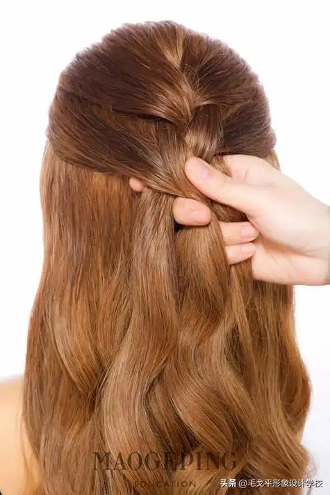 法式复古盘发:复古法式麻花辫