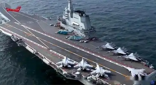 山东舰新画面:7架歼15蓄势待发!_航母