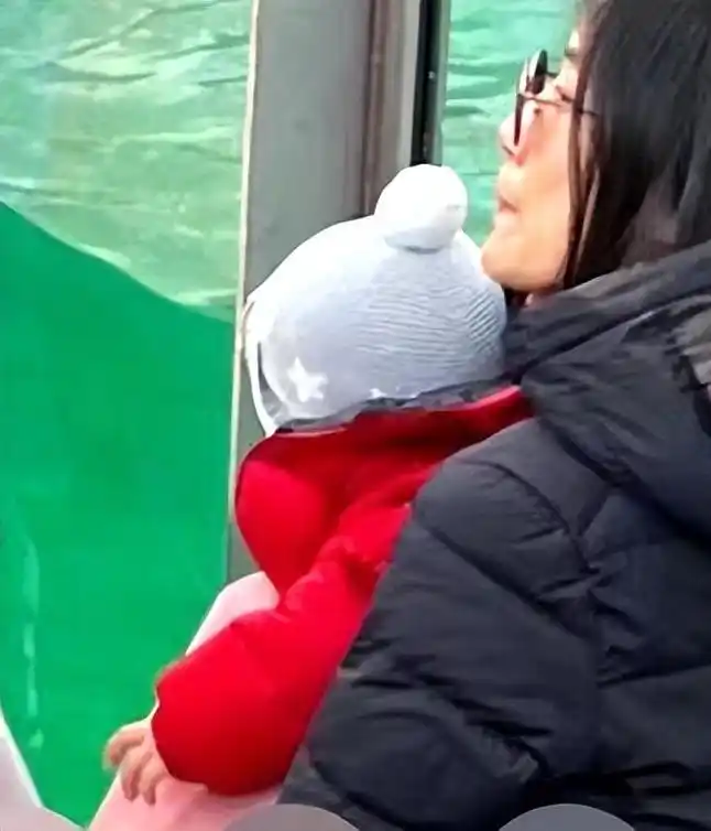 章泽天二胎首度曝光,疑似双胞胎男孩,俩娃穿得一模一样快满周岁