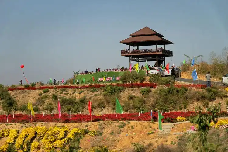 沿着抗大路来到位于邢台县邢襄古镇北侧的抱香谷景区,景区内依旧人头