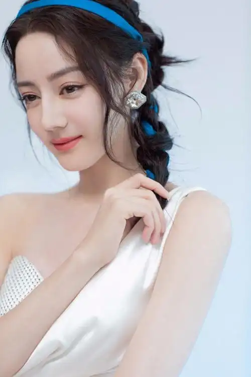 热巴穿绸缎长裙秀香肩蓝丝带编发靓丽吸睛2