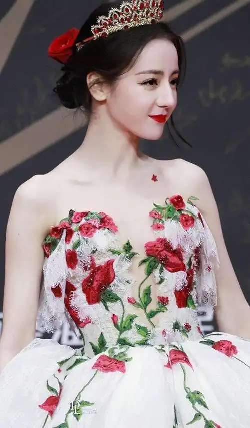 240216迪丽热巴星光大赏绽放公主风采仙气长存人心