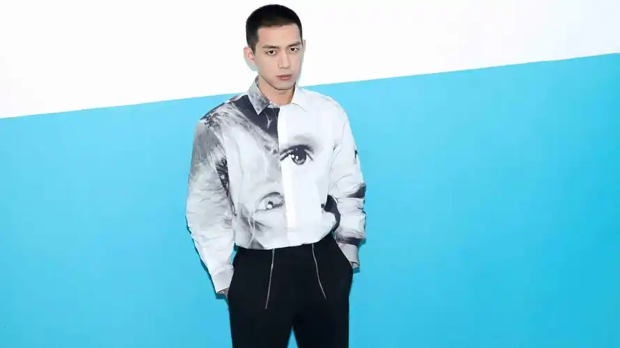 回车桌面>电脑壁纸>明星>大陆明星>李现寸头个性帅气写真>