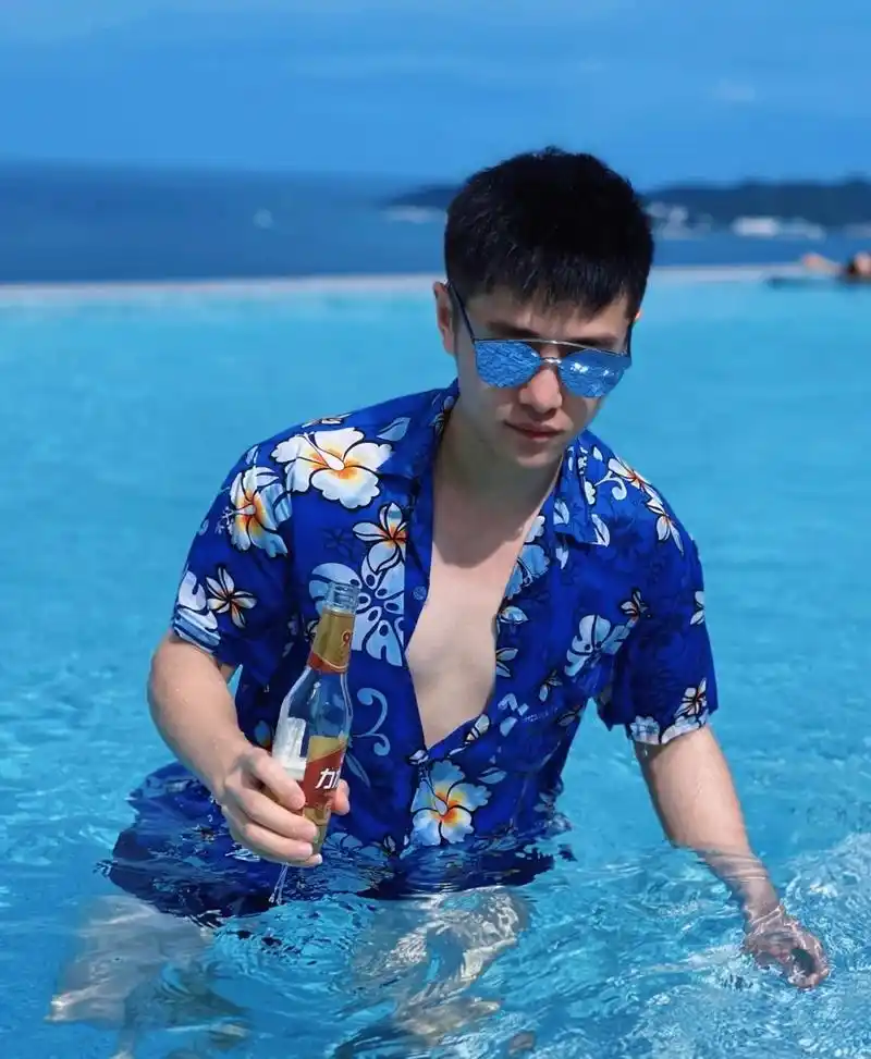 海天一色的蓝,爱好游泳的英俊小哥哥,满脸水嫩的模样,让人心动