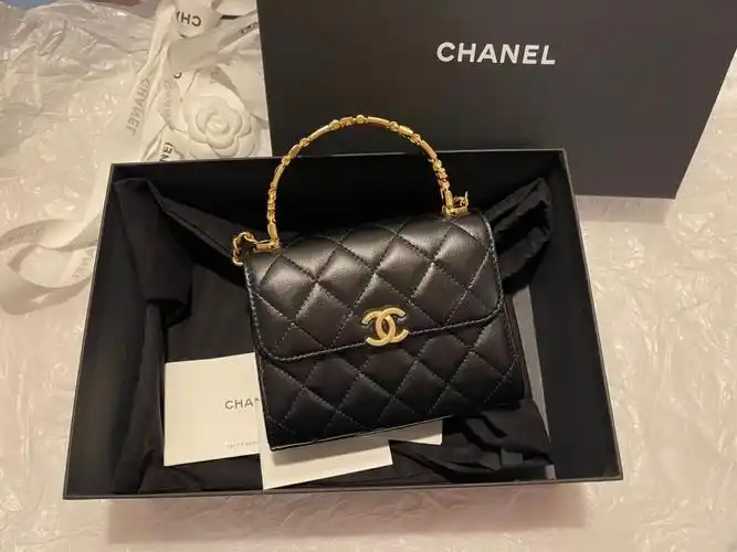 香奈儿22b珐琅扣手柄小包中号