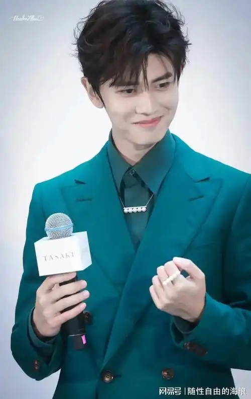 任嘉伦身穿墨绿色西装探店tasaki展现个人魅力和时尚品味