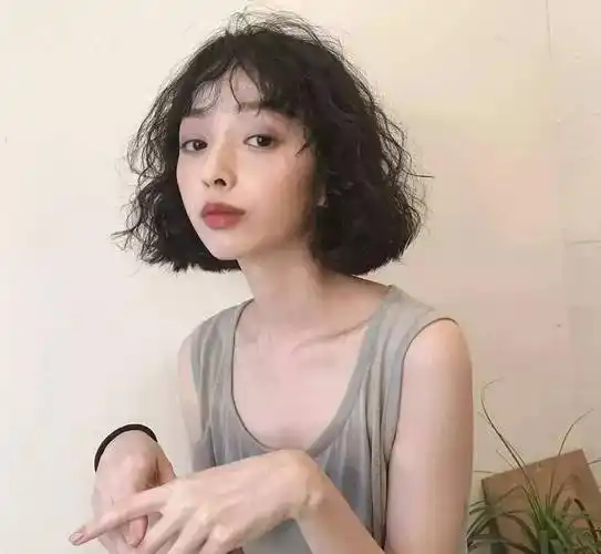 2021流行短发小爆卷