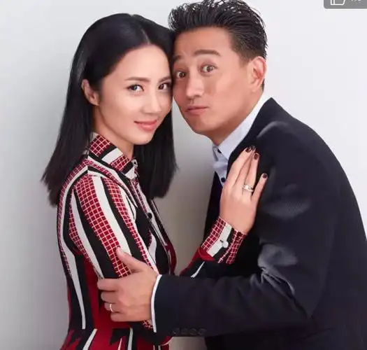 原创有位获关注超级多的老公孙莉手捧鲜花3连拍表情尽显幸福