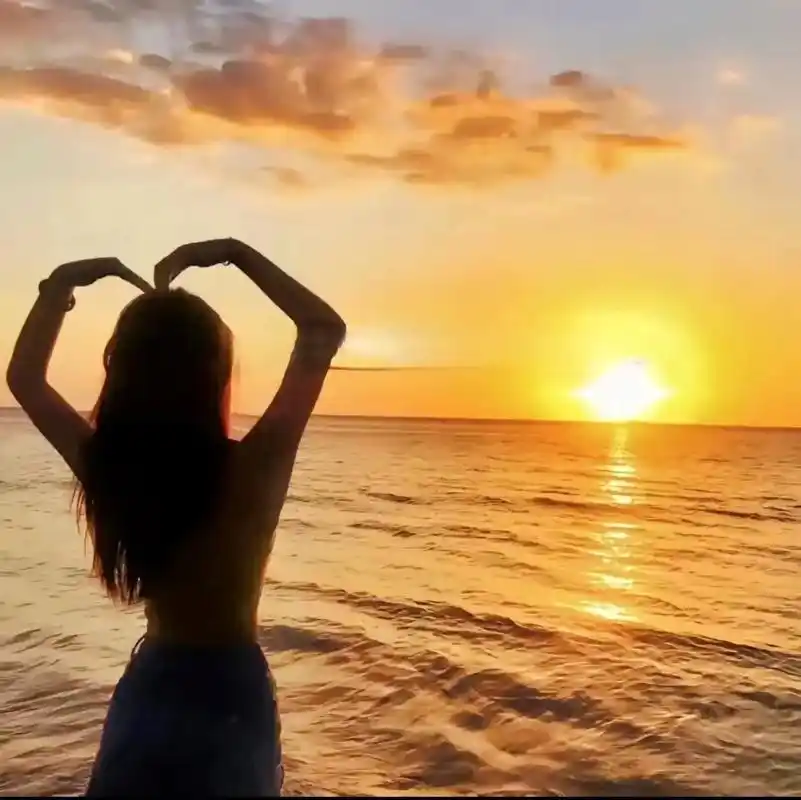 日落女背影头像#去看可以治愈一切的大海 #拥抱落日后的背影 - 抖音