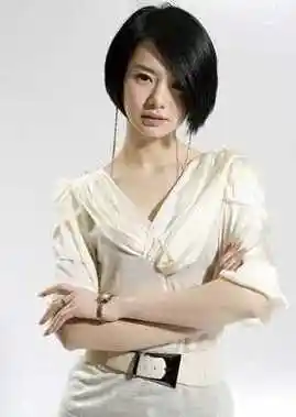 戚薇斜刘海短发发型兼具清爽与干练气质