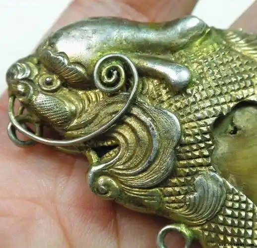 a068精美镏金镶虎爪大银鱼化龙