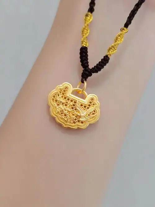 周大福传承吊坠喜上眉梢