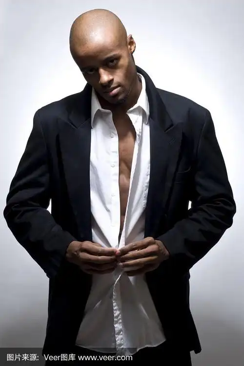 穿着西装的黑人男性