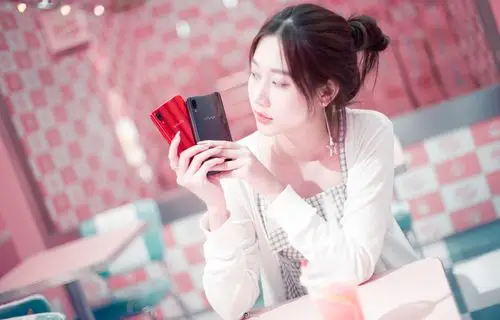 女神标配,vivo x21宝石红美女图赏