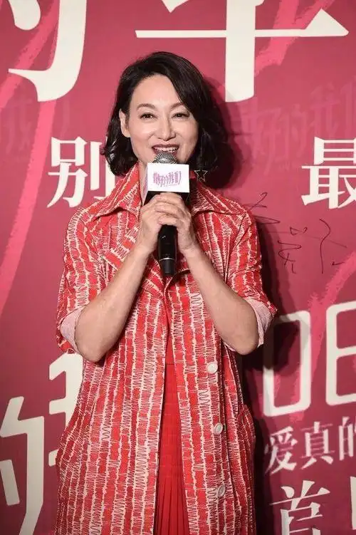 陶慧敏气质很突出在惠英红的陪衬下她的脸清纯耐看