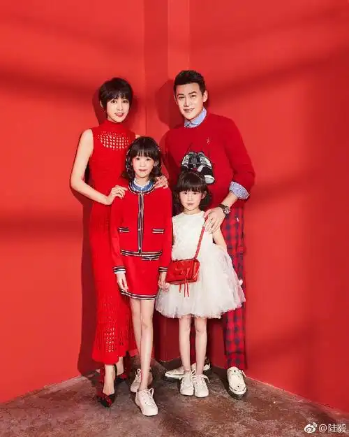 陆毅晒新年全家福,一家四口都是逆天大长腿 - 上游新闻·汇聚向上的