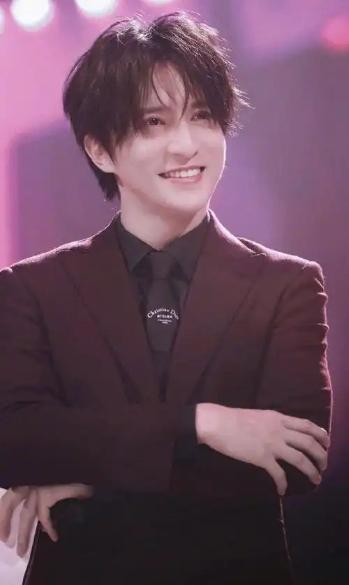 薛之谦休闲帅气写真