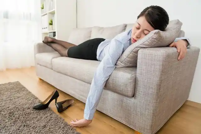 工作了一天的们回到家觉得身心疲惫,明明也没干什么,但就是非常累