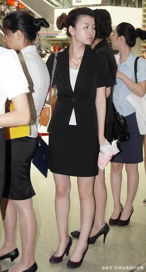 职场干练套装 | 黑色小外套 黑色包裙 白色t恤 深色高跟鞋