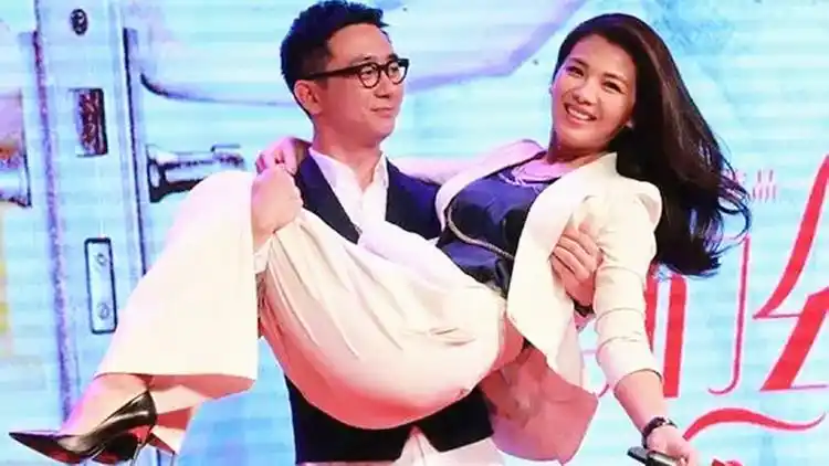 刘涛被男演员公主抱,注意他手部的小动作,人品一目了然!