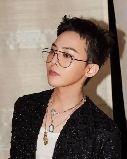 权志龙短发眼镜造型