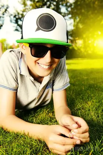 面带笑容的男孩青少年