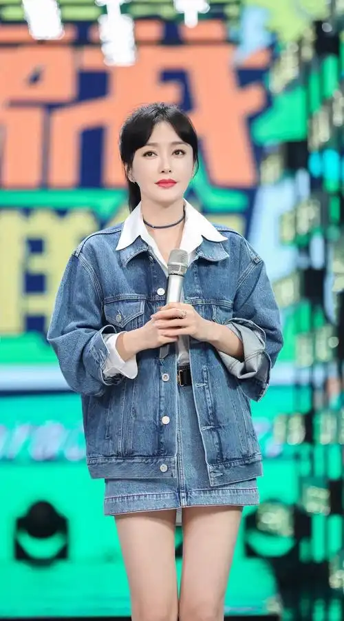 秦岚《快乐大本营》变身千面飒姐 即兴表演回眸演技引热议