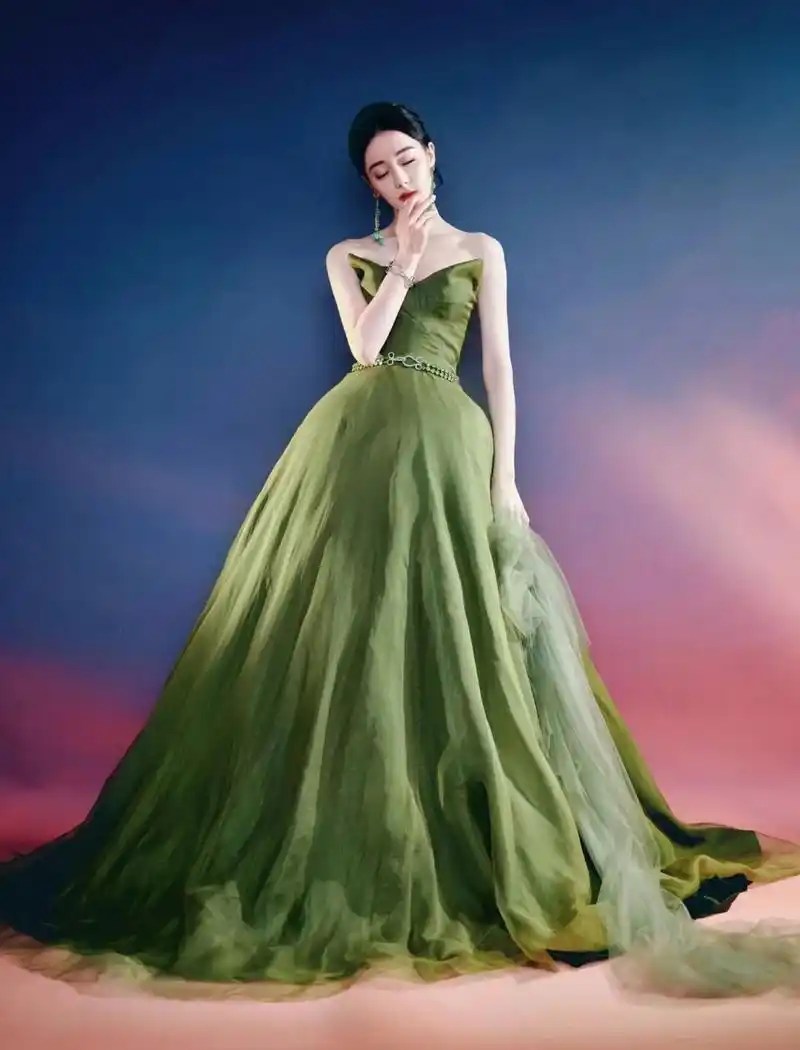迪丽热巴一袭绿色礼服裙,薄纱轻舞如梦似幻宛如美神降临.